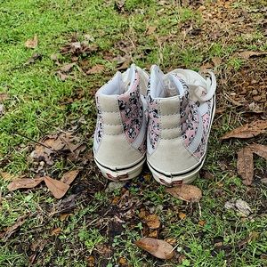 These a vans shoes they r a size 6 or a 6.5